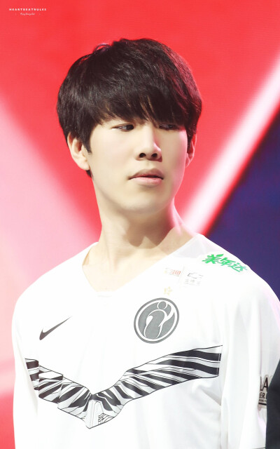 Tarzan赵信的突破野心穿透了 Top Esports 。兄弟的操作难以匹敌， Anyone's Legend 率先拿到赛点