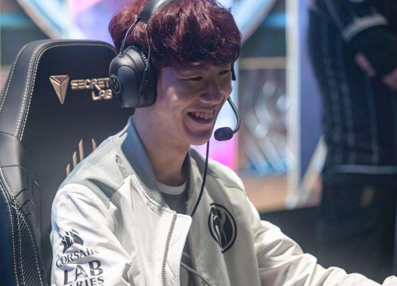 Royal Never Give Up 发布 2025 赛季阵容：增加了一名新的辅助选手 Niket