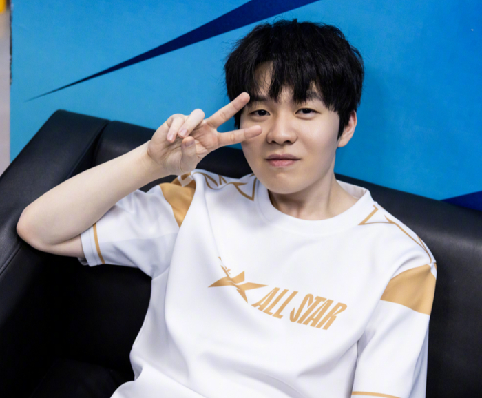 胡拉让我笑！ Oh My God 状态低迷，Xiaohu Victor不断送出免费通行证，但这并没有阻止 Weibo Gaming 获得比赛点